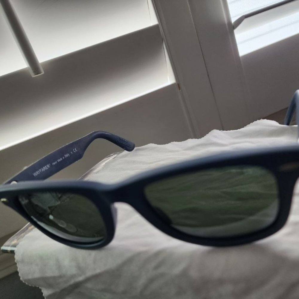 RAYBAN WOMEN'S CAMO WAYFARER SUNGLASSES. BLUE CAMOFLAGE PRINT